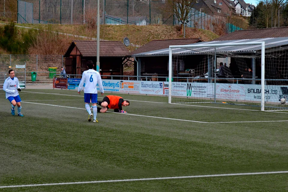 Eigentlich ein blitzsauberer Treffer, dessen Entstehung Jochen Spies aber anders bewertete und auf Abseits entschied Eigentlich ein blitzsauberer Treffer, dessen Entstehung Jochen Spies aber anders bewertete und auf Abseits entschied