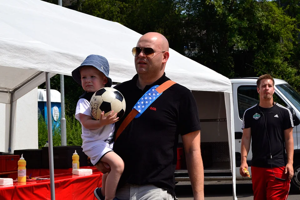 Ermöglichte seinem Kleinsten einen Blick auf den WM-Pokal: Frank Schumacher, Vertreter der Früh Kölsch-Brauerei Ermöglichte seinem Kleinsten einen Blick auf den WM-Pokal: Frank Schumacher, Vertreter der Früh Kölsch-Brauerei