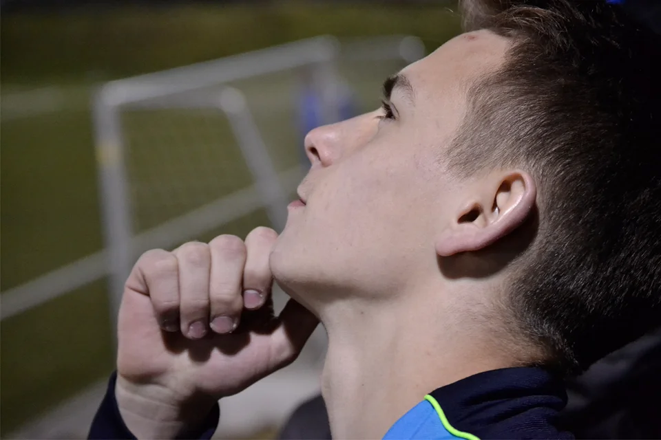 Nachdenklich: Sven Sadowski am Spielfeldrand Nachdenklich: Sven Sadowski am Spielfeldrand