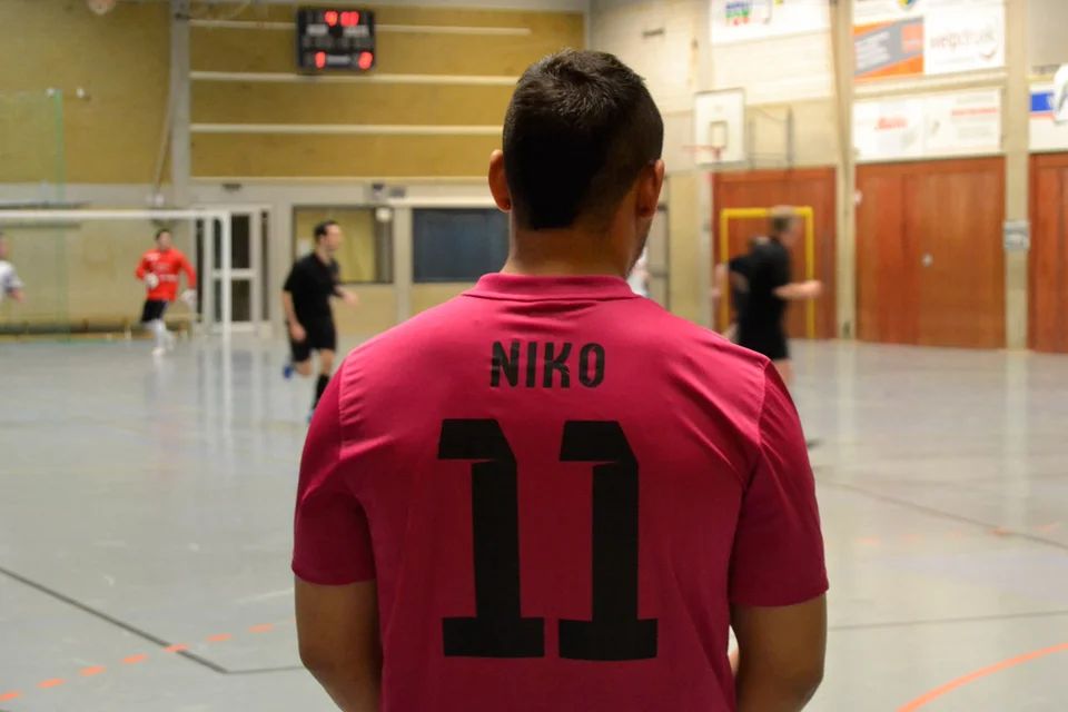 ... auch Niko folgt dem Treiben auf dem Hallenboden ... auch Niko folgt dem Treiben auf dem Hallenboden