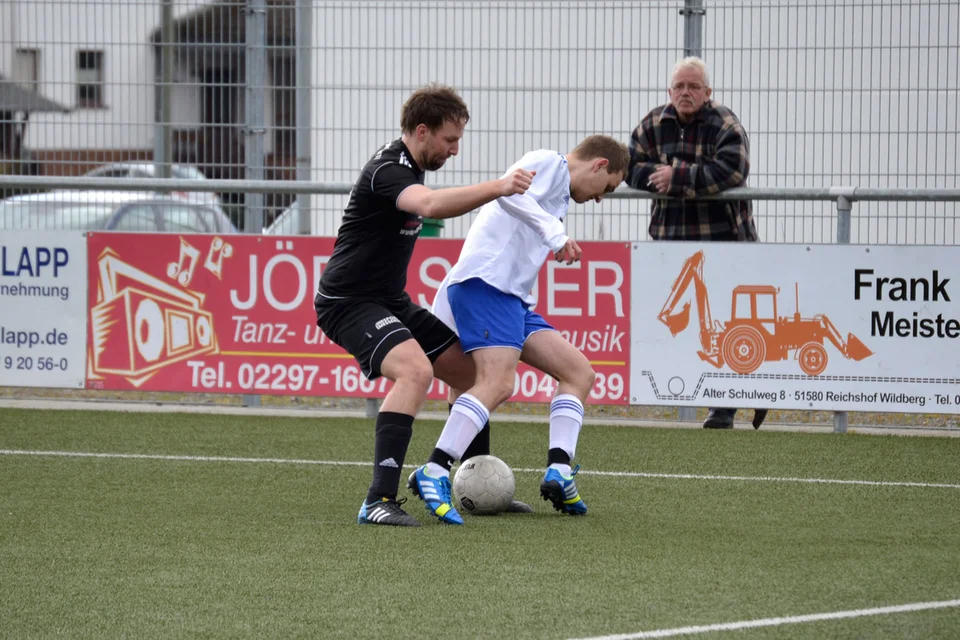 Verbissener Zweikampf: Felix Bröcher im Duell mit seinem direkten Gegenspieler Verbissener Zweikampf: Felix Bröcher im Duell mit seinem direkten Gegenspieler