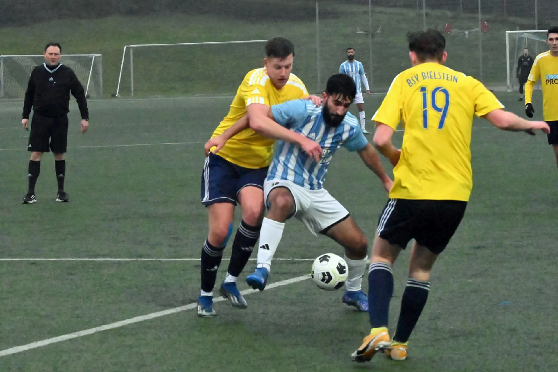 Unsere Erste Herren feierte gegen Dümmlinghausen-Bernberg einen schmeichelhaften Erfolg, durch den sie sich an den Gastgebern vorbei auf Platz 2 schieben (Foto: Holger Blum, Oberberg Aktuell)