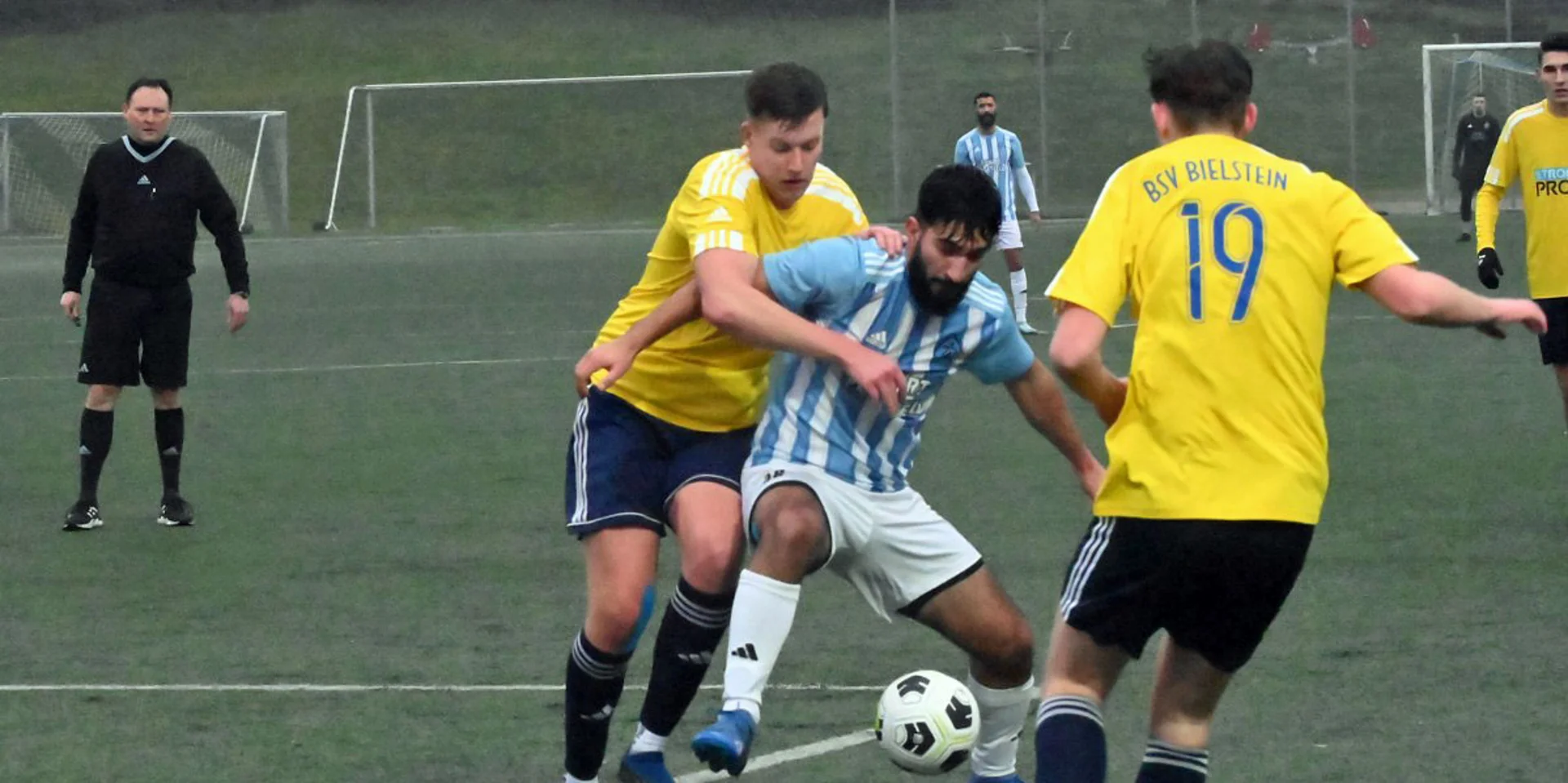Unsere Erste Herren feierte gegen Dümmlinghausen-Bernberg einen schmeichelhaften Erfolg, durch den sie sich an den Gastgebern vorbei auf Platz 2 schieben (Foto: Holger Blum, Oberberg Aktuell)