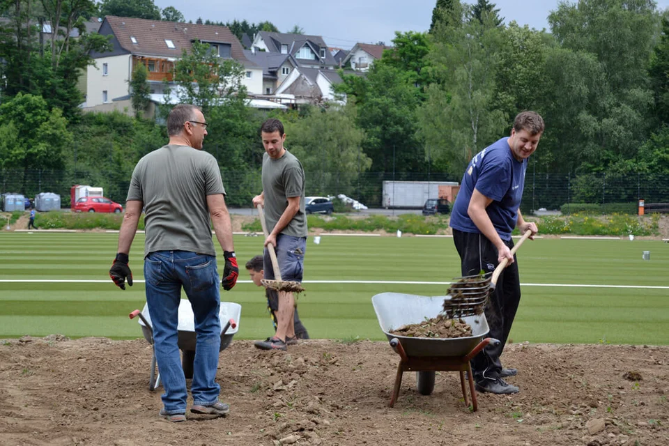 Mit viel Spaß dabei: Thomas Rothe, Markus Gehle und Carsten Fricke genossen die körperliche Arbeit förmlich