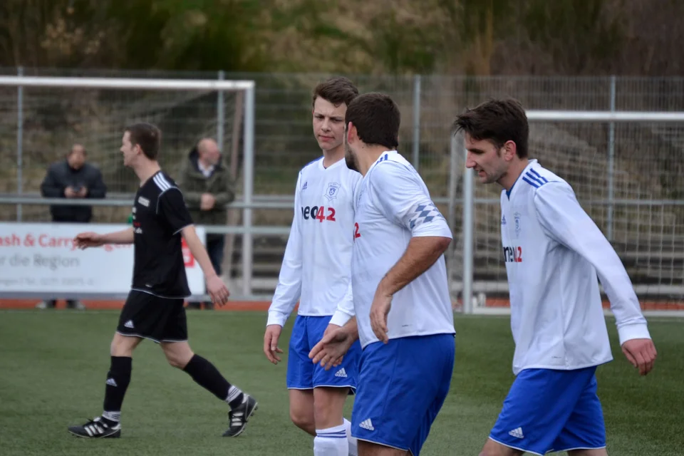 Applaus für den Torschützen: Manuel Holtz und Kevin Müller klatschen mit Patrick Weßel (Mitte) ab Applaus für den Torschützen: Manuel Holtz und Kevin Müller klatschen mit Patrick Weßel (Mitte) ab