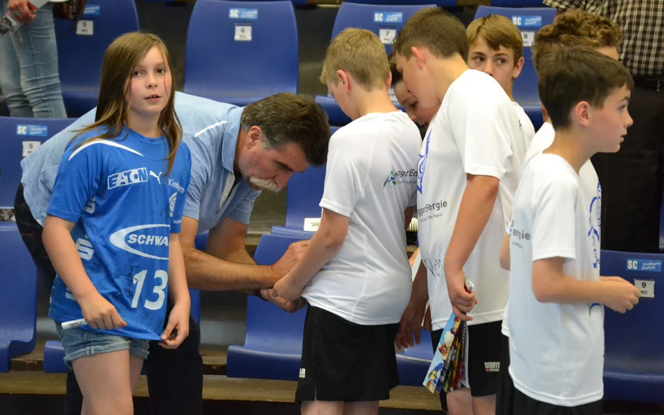 Die Kids wollten nicht nur von Heiner Brand ein Autogramm ... Die Kids wollten nicht nur von Heiner Brand ein Autogramm ...