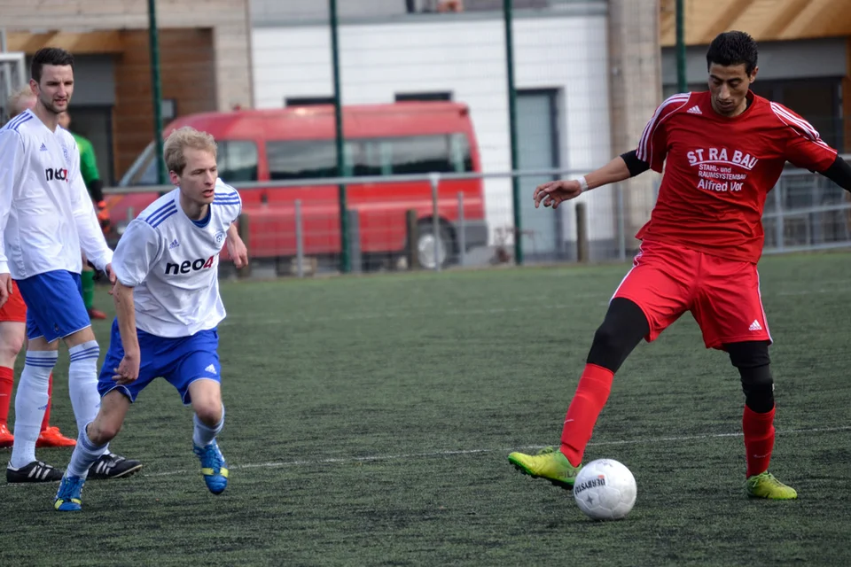 Einer von zwei Flüchtlingen im Team des SV Morsbach, hier im Duell mit Benjamin Gries Einer von zwei Flüchtlingen im Team des SV Morsbach, hier im Duell mit Benjamin Gries
