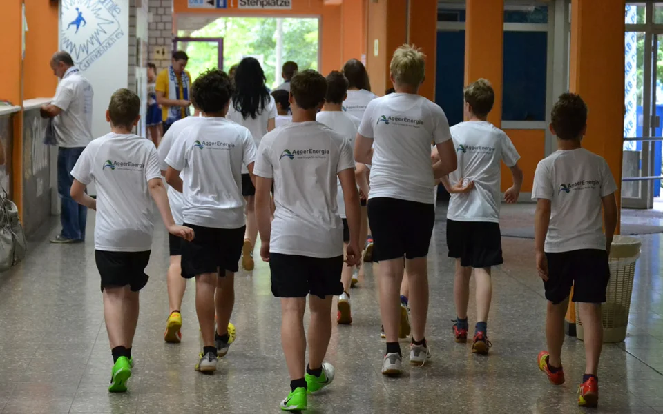 Da war's schon wieder vorbei: die Kinder des BSV Bielstein auf dem Weg zu den Tribünen Da war's schon wieder vorbei: die Kinder des BSV Bielstein auf dem Weg zu den Tribünen