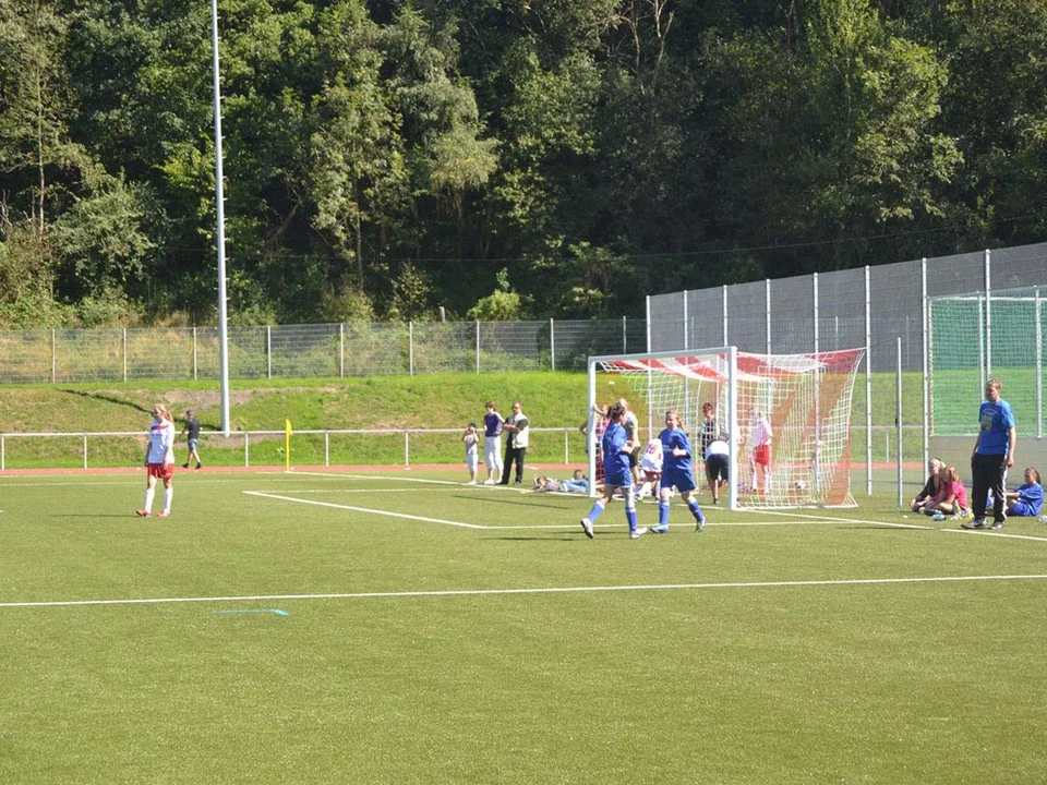 Auswechslung: Jenny macht für Stürmerin Tokessa Platz Auswechslung: Jenny macht für Stürmerin Tokessa Platz