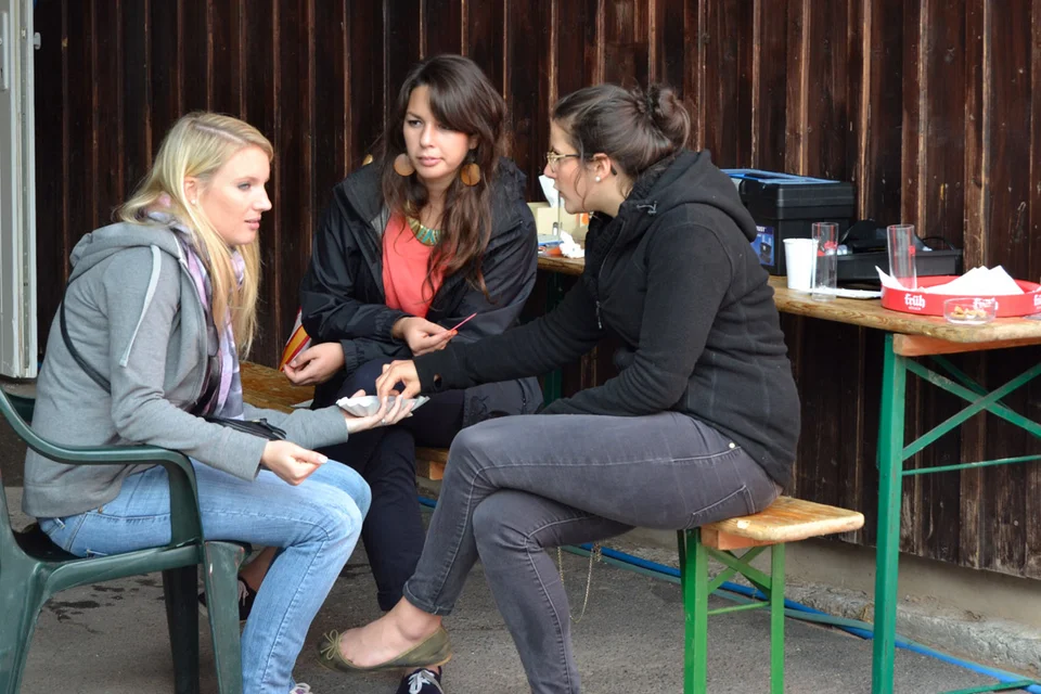 Entspannte Runde: Kathi Schmidt, Goli Chahardahcherik und Elena Heßlenberg tratschen vor der Eröffnung noch ein wenig