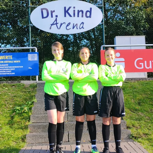 Dürfen wir vorstellen? Chiara, Isabel und Maja. Die drei Mädels haben sich entschlossen, dem Schiri-Mangel entgegenzutreten und Schiedsrichterinnen werden zu wollen. Fortan sind sie im Namen unseres Vereins mit der Pfeife unterwegs.
