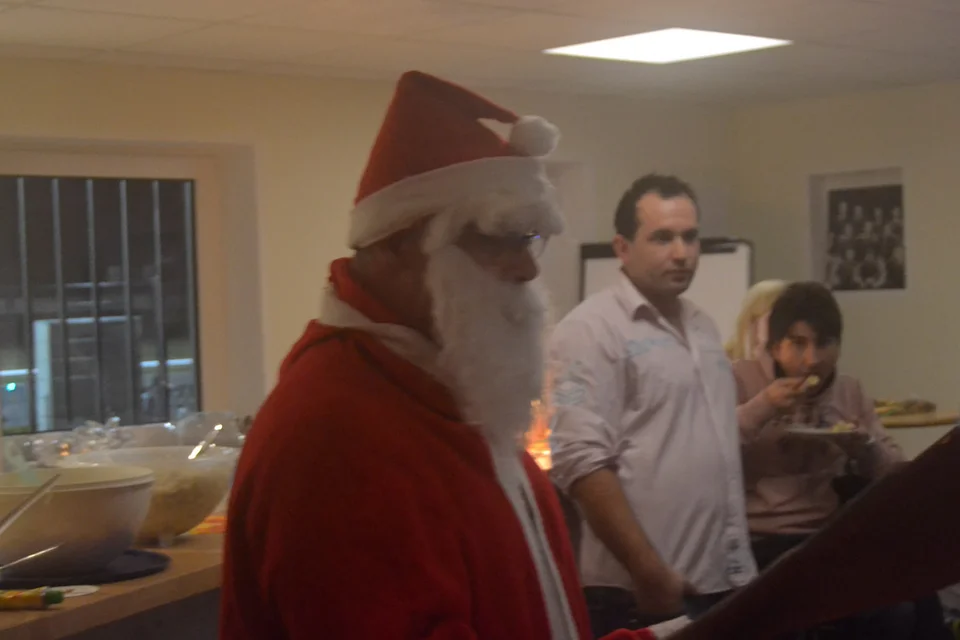 Neben den Geschenken wusste der Nikolaus auch mit humorvollen Gedichten zu überzeugen Neben den Geschenken wusste der Nikolaus auch mit humorvollen Gedichten zu überzeugen