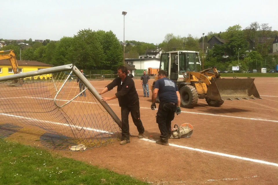 Ziemlich kaputt: die alten Tore haben lange gehalten, sind nun aber sichtbar gealtert