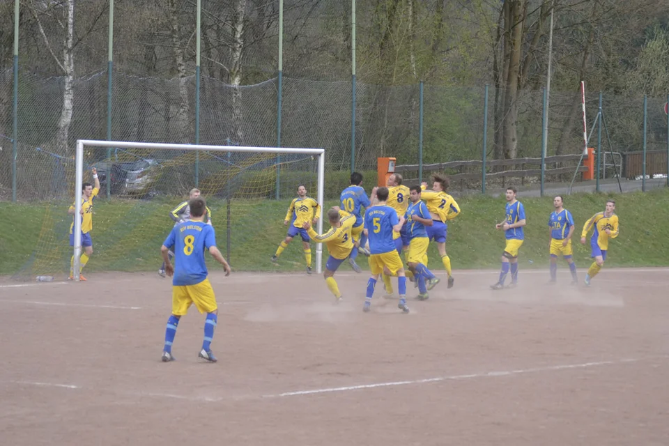 Kevin Müller kommt nach einer Ecke zum Kopfball