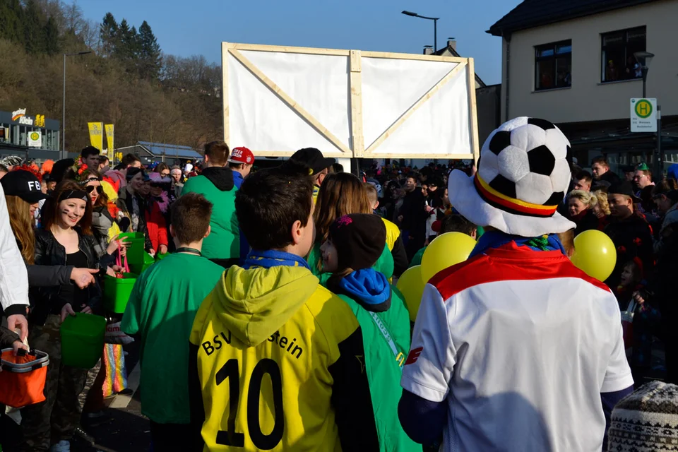 Abgezockte Jungs: die Kinder ließen sich auch von dem bezaubernden Lächeln des anderen Geschlechts (s. ganz links) nicht beeindrucken ... Abgezockte Jungs: die Kinder ließen sich auch von dem bezaubernden Lächeln des anderen Geschlechts (s. ganz links) nicht beeindrucken ...