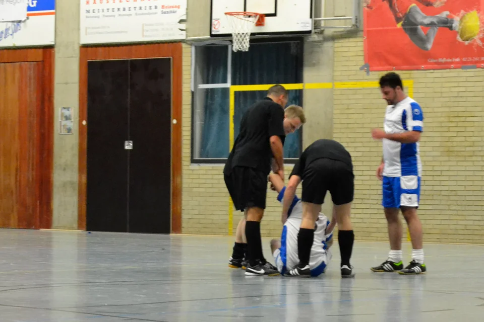 Eine der Szenen, in denen sich nach Foulspielen entschuldigt wurde: die Keiler verhielten sich auch sonst sehr löblich Eine der Szenen, in denen sich nach Foulspielen entschuldigt wurde: die Keiler verhielten sich auch sonst sehr löblich