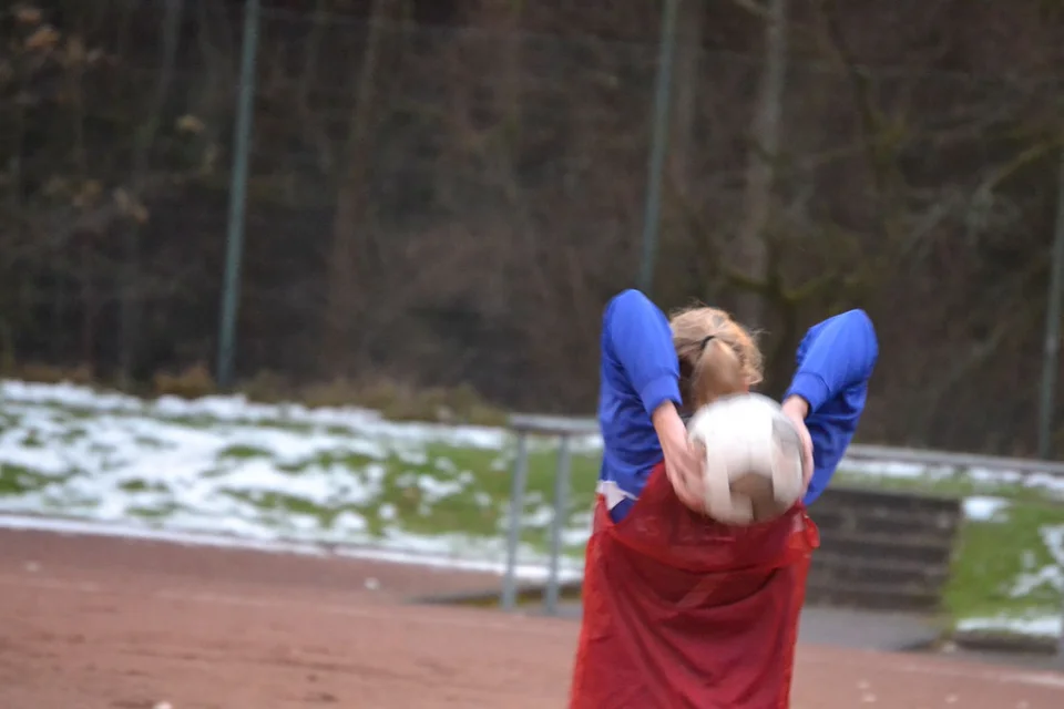 Katja beim Einwurf Katja beim Einwurf