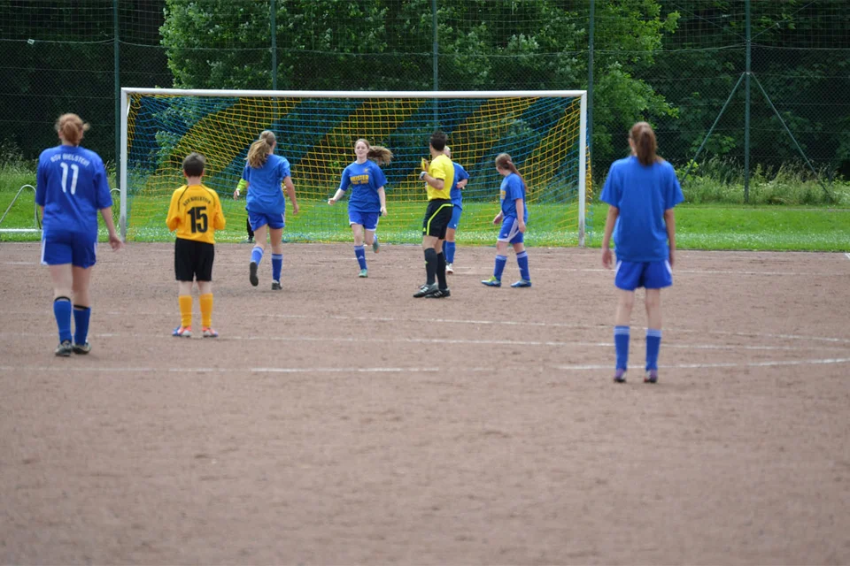 Torjubel nach dem 1:1: Vivian Schulte freut sich mit ... Torjubel nach dem 1:1: Vivian Schulte freut sich mit ...