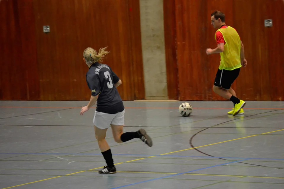 Das Ziel im Auge: der von Katharina Schmidt verfolgte Felix Bröcher nimmt Maß Das Ziel im Auge: der von Katharina Schmidt verfolgte Felix Bröcher nimmt Maß