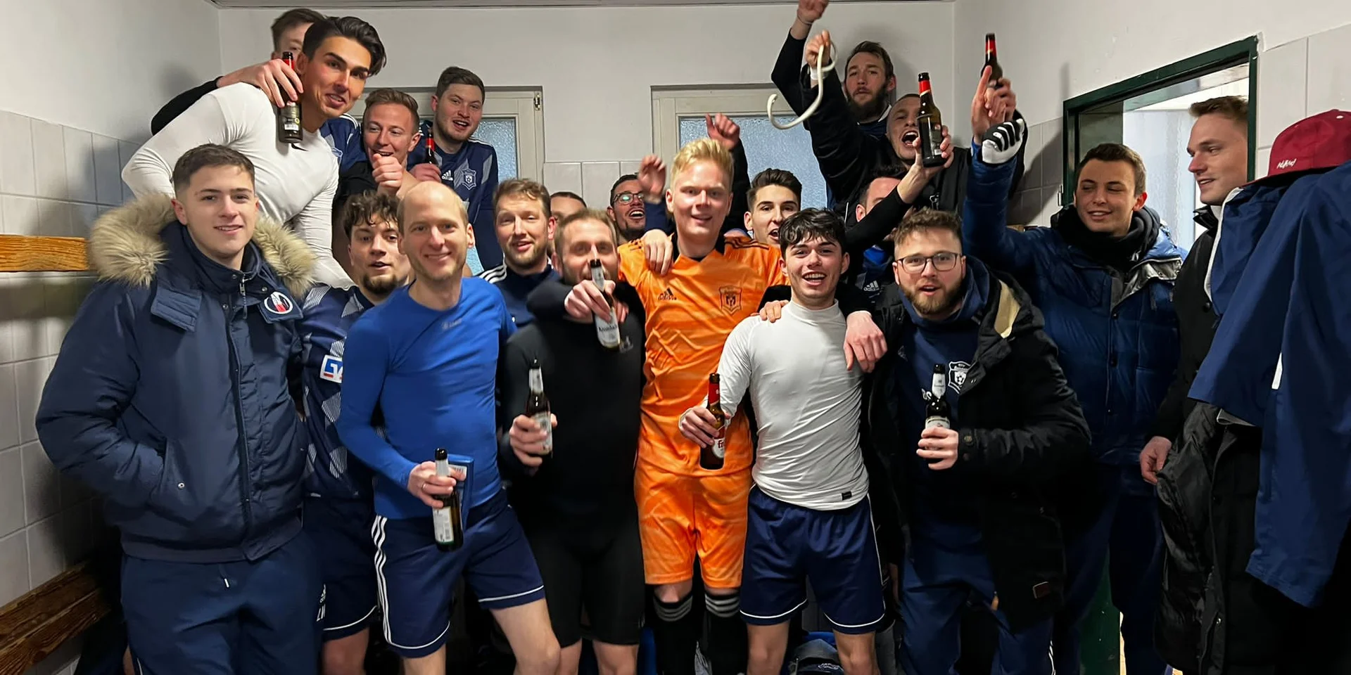 Unsere Erste Herren beim Jubelfoto in der Kabine der Dr. Kind Arena