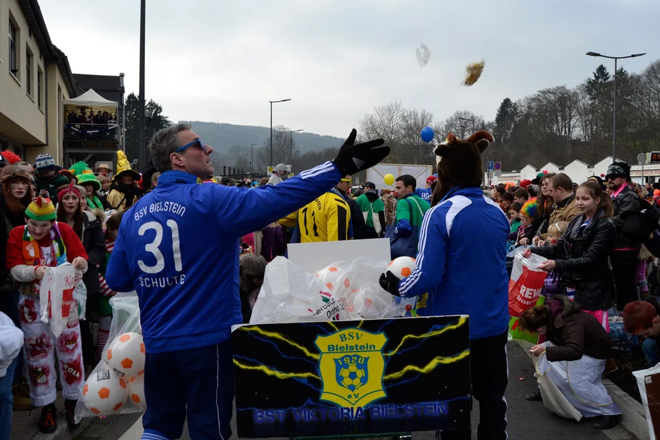 „Kamelle“ - Holger Schulte sorgt für viele fröhliche Gesichter ... „Kamelle“ - Holger Schulte sorgt für viele fröhliche Gesichter ...
