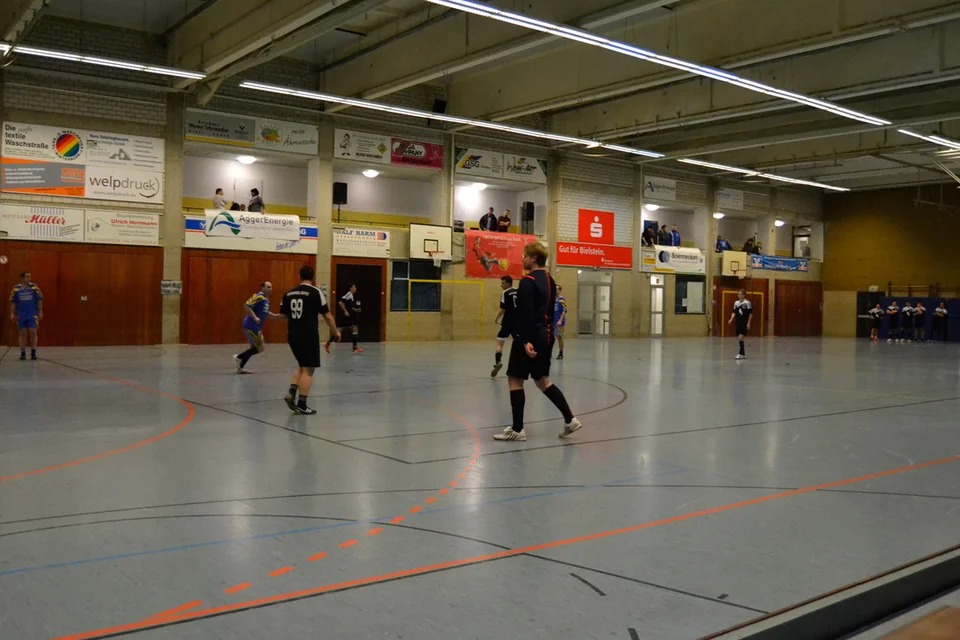 Schiedsrichter Marcel Hühn nahm seinen Job ernst ... Schiedsrichter Marcel Hühn nahm seinen Job ernst ...