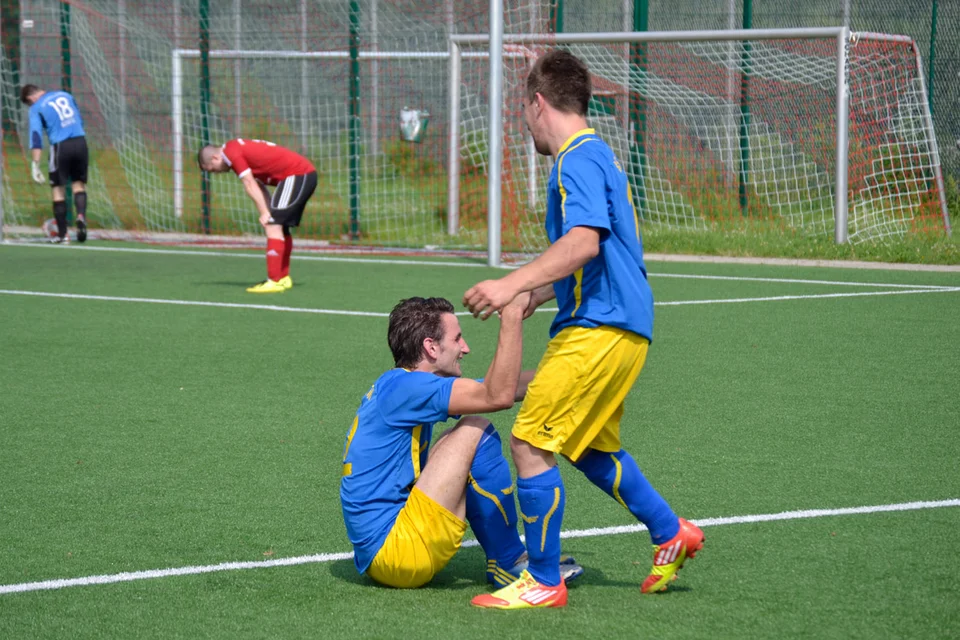 ... freut sich mit Kumpel Sören Heinzelmann über sein Tor