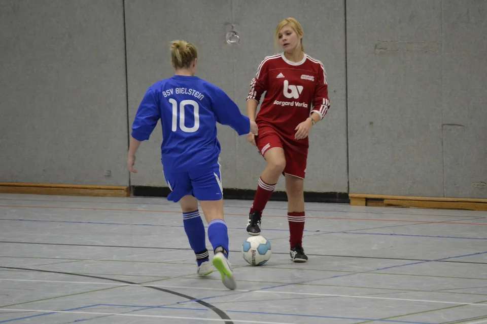 Sarah Kapp im Zweikampf mit ihrer Gegenspielerin