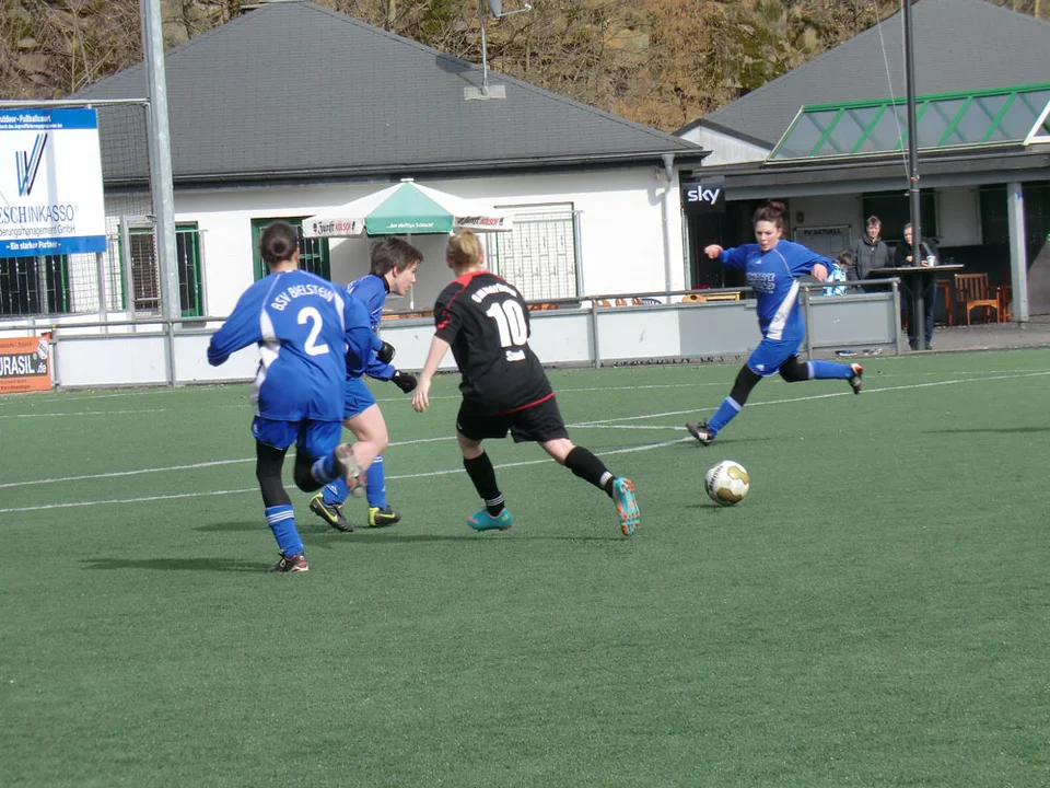 Lisa Hasenburg fängt einen Pass der Ommerborner ab Lisa Hasenburg fängt einen Pass der Ommerborner ab