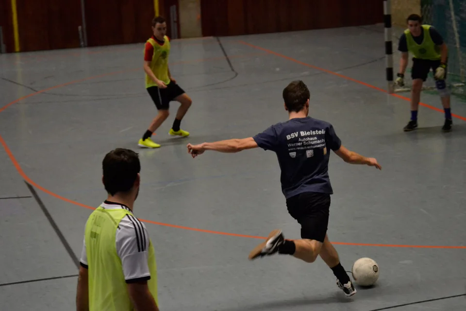 Volle Konzentration beim Abschluss: David Kaune zielt auf das von Hansi Wölfel gehütete Tor Volle Konzentration beim Abschluss: David Kaune zielt auf das von Hansi Wölfel gehütete Tor