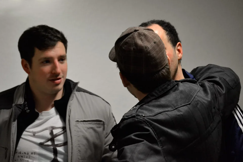 Lass ma' quatschen: Florian Last und David Kaune schnappen sich ihren Trainer Mohamed Imharraf Lass ma' quatschen: Florian Last und David Kaune schnappen sich ihren Trainer Mohamed Imharraf