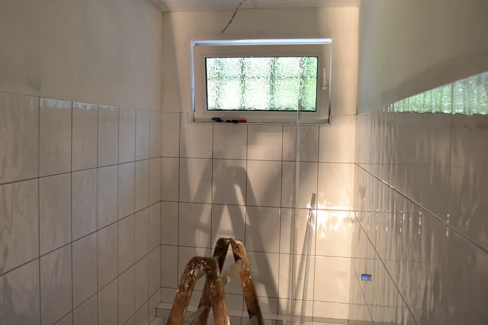 Echten Glanz versprühen die neuen Fließen in den beiden Toilettenräumen Echten Glanz versprühen die neuen Fließen in den beiden Toilettenräumen