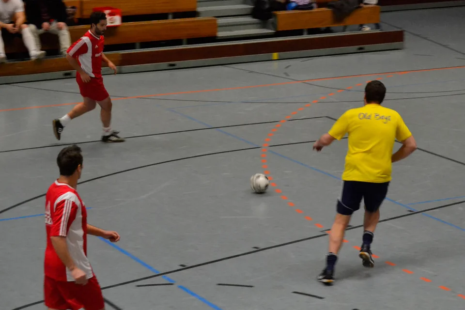 Das geht zu schnell: zwei Akteure von Gizeh Rauchbedarf tricksen Carsten Fricke im Team der Old Boys aus Das geht zu schnell: zwei Akteure von Gizeh Rauchbedarf tricksen Carsten Fricke im Team der Old Boys aus