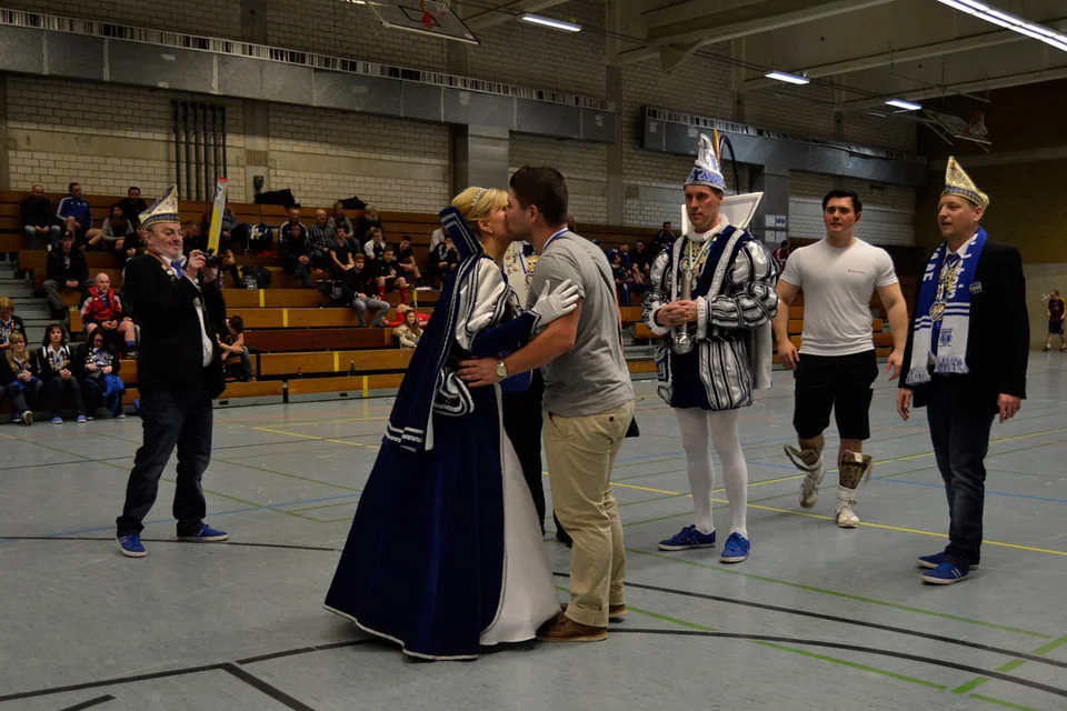 Dann zog das Prinzenpaar nach und verleihte Christopher ... Dann zog das Prinzenpaar nach und verleihte Christopher ...