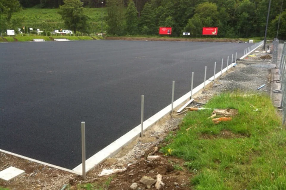 Am Ende des Tages war der Platz bedeckt vom Gummiteer