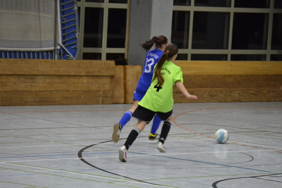 Jenny Völker läuft ihrer Gegenspielerin davon