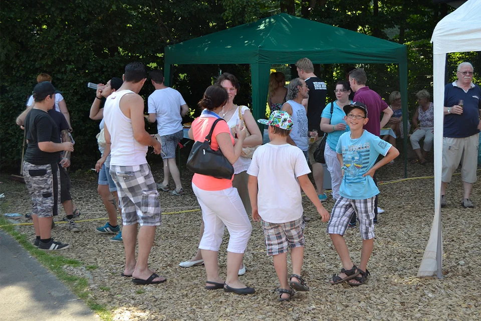 Kuchen und Kaffee für alle: der Freibadförderverein verteilte kleine Mahlzeiten Kuchen und Kaffee für alle: der Freibadförderverein verteilte kleine Mahlzeiten