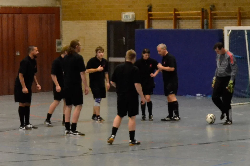 Letzte Instruktionen vom Ältesten: die Keiler lauschen gespannt Letzte Instruktionen vom Ältesten: die Keiler lauschen gespannt