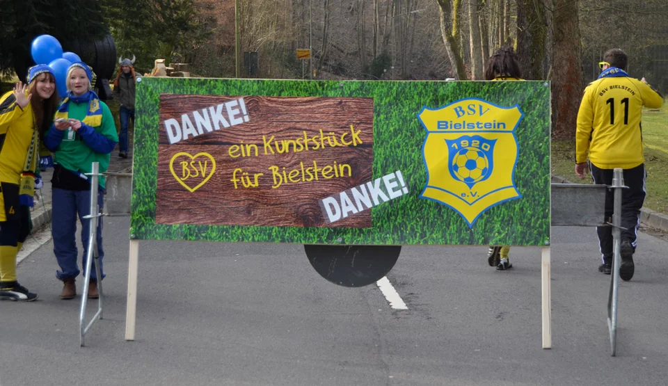 „Kuckuck“: Christa Zultner und Jelka Schwabroh erblicken die Kamera ... „Kuckuck“: Christa Zultner und Jelka Schwabroh erblicken die Kamera ...