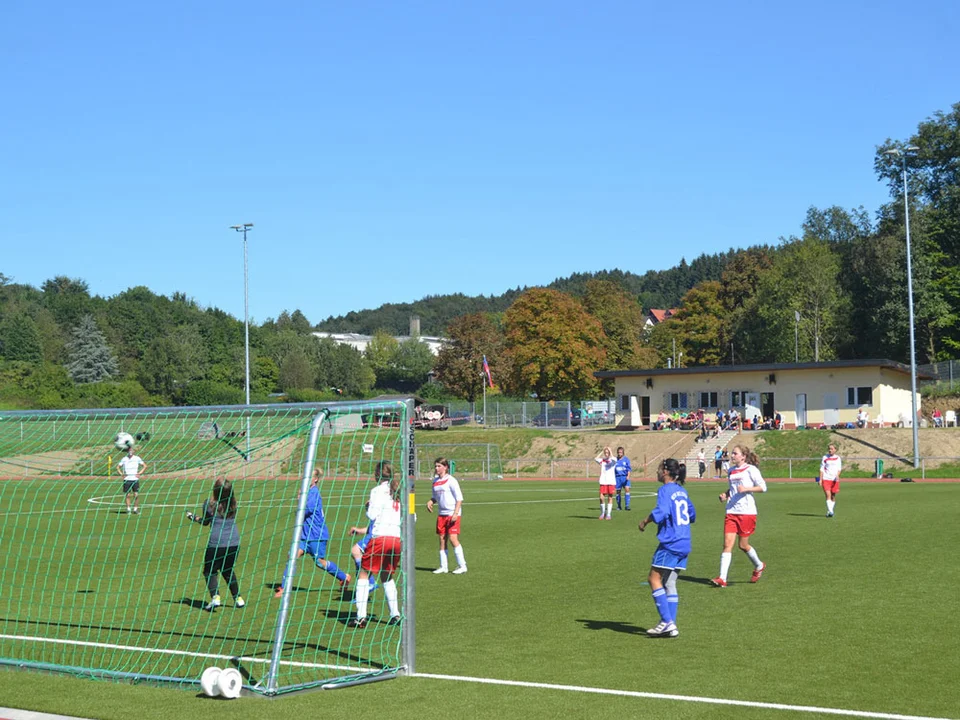 ... Sarah flankt, die per Abstauber zur Stelle ist ... ... Sarah flankt, die per Abstauber zur Stelle ist ...
