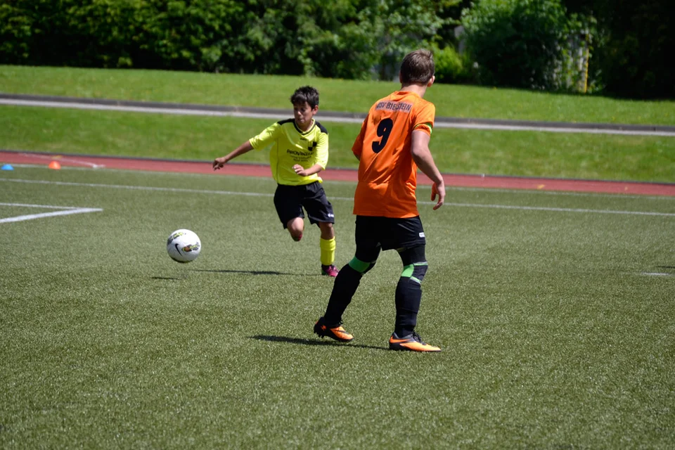 Sven bereitet sich auf den Zweikampf mit dem ballführenden Spieler vor