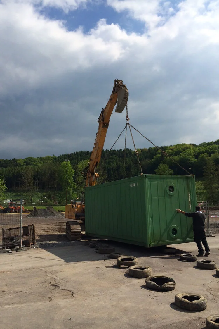 Großartig: nach mehr als einem halben Jahr kommt der Container endlich an seinen bestimmten Platz Großartig: nach mehr als einem halben Jahr kommt der Container endlich an seinen bestimmten Platz