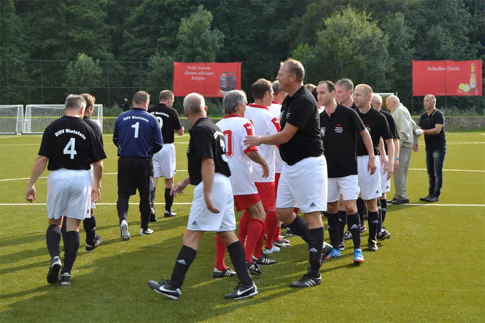 Leichte Größenvorteile: Thorsten „Kuddel“ Prangenberg verliert so schnell wohl kein Kopfballduell gegen Wolfgang Overath