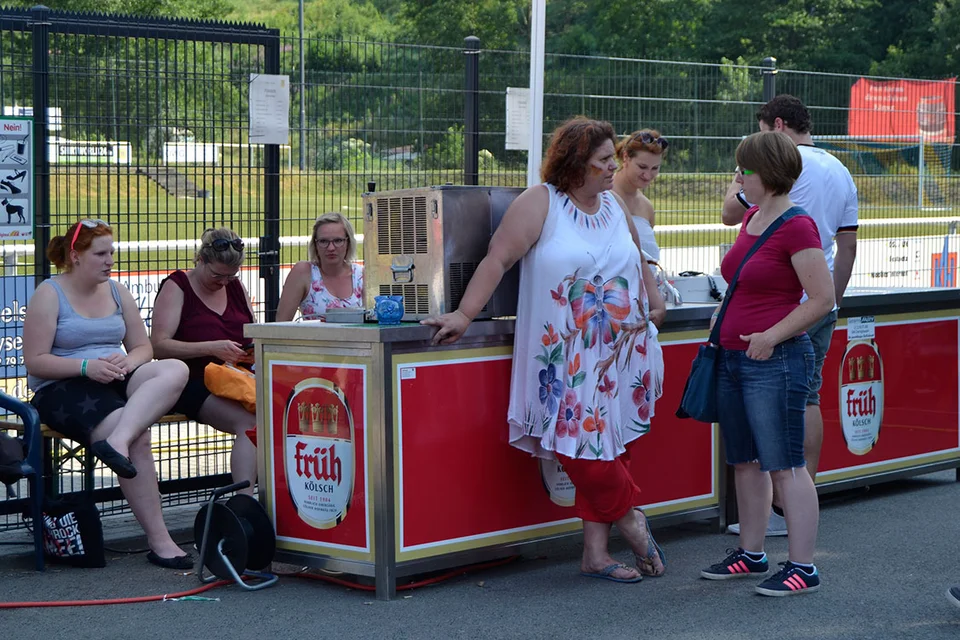 Beliebtester Arbeitsplatz: die Lauftheke unmittelbar am Sportplatz Beliebtester Arbeitsplatz: die Lauftheke unmittelbar am Sportplatz