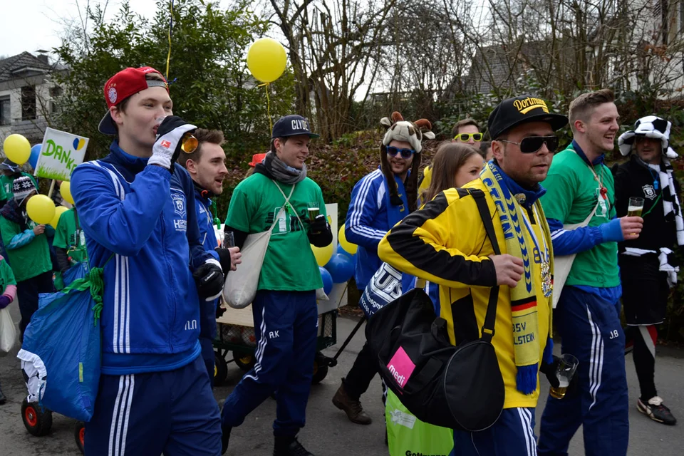 Tolle Mischung: die Spieler(innen) der Ersten, Zweiten und Damen verstehen sich auch abseits des Sportplatzes großartig Tolle Mischung: die Spieler(innen) der Ersten, Zweiten und Damen verstehen sich auch abseits des Sportplatzes großartig
