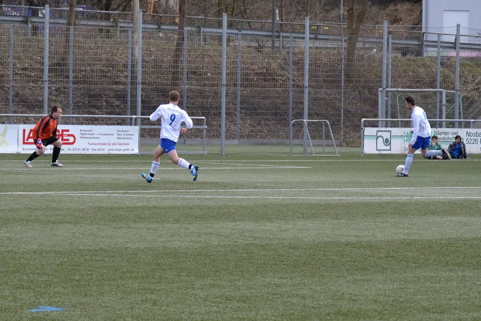 ... nimmt den Ball noch zwei bis drei Mal mit ... ... nimmt den Ball noch zwei bis drei Mal mit ...