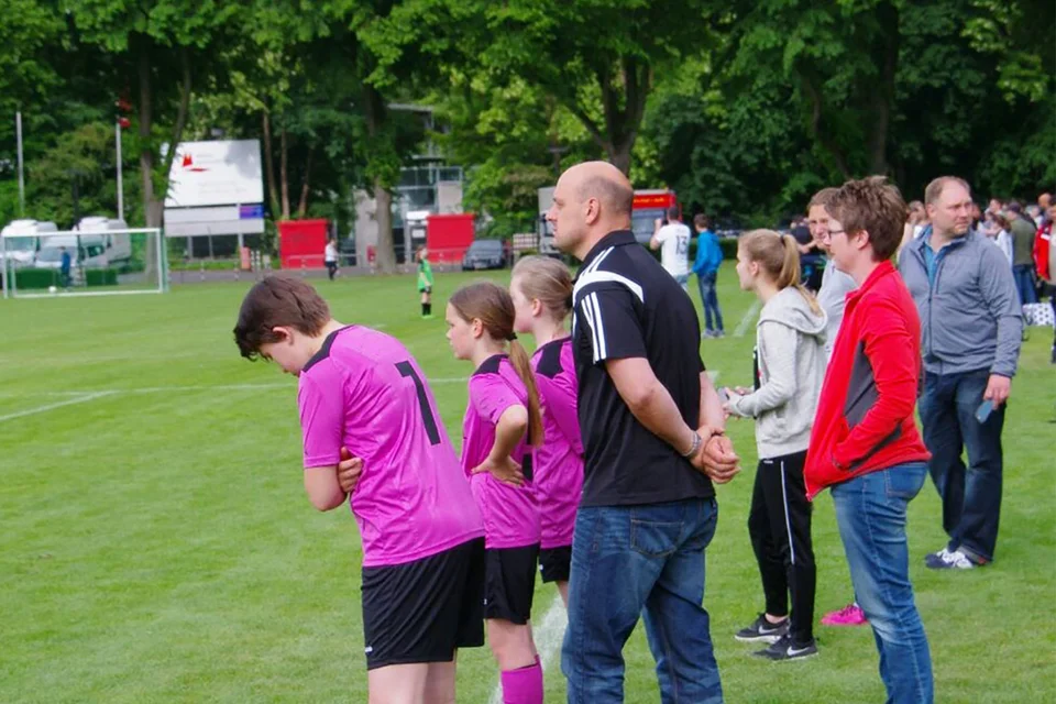 Angespannt: Daniel Prückl mit seinen Spielerinnen Angespannt: Daniel Prückl mit seinen Spielerinnen