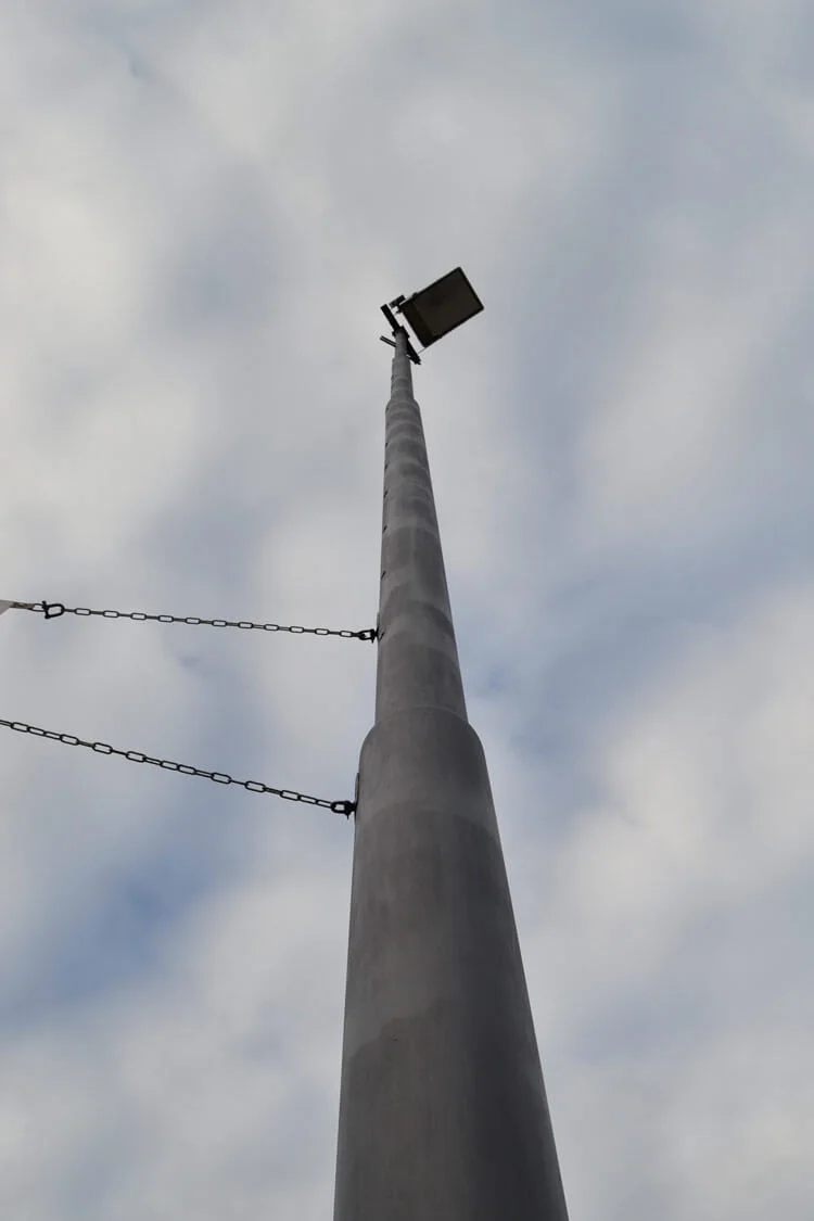 Die Flutlichtmasten haben einen neuen Anstrich erhalten