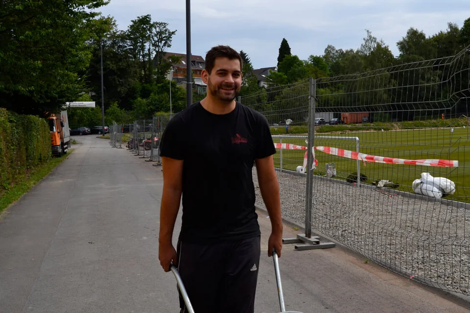 Verliebt in eine Schubkarre: Patrick Weßel fährt die Steine zum Sammelpunkt