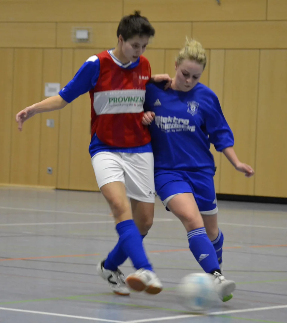 Sarah Kapp im Zweikampf mit einer Biesfelder Gegenspielerin im Spiel um Platz 3 Sarah Kapp im Zweikampf mit einer Biesfelder Gegenspielerin im Spiel um Platz 3